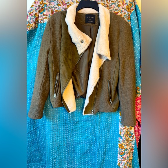 Love Tree Jackets & Blazers - ❄️🧥Like New Love Tree Women’s sz L Wool and Sherling Cropped Jacker‼️